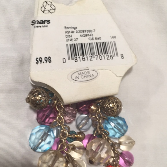 🎉🎉NWT dangling multi colored earrings - Picture 3 of 3